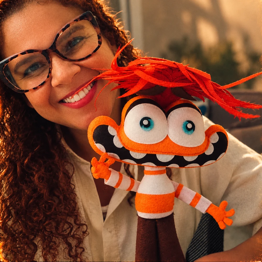 Psicóloga Marta Silva sorrindo com um boneco lúdico